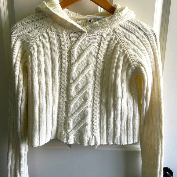 Sweaters - GUC women’s cable knit hoodie sweater. Cream. Size Small. Cropped. Comfy.